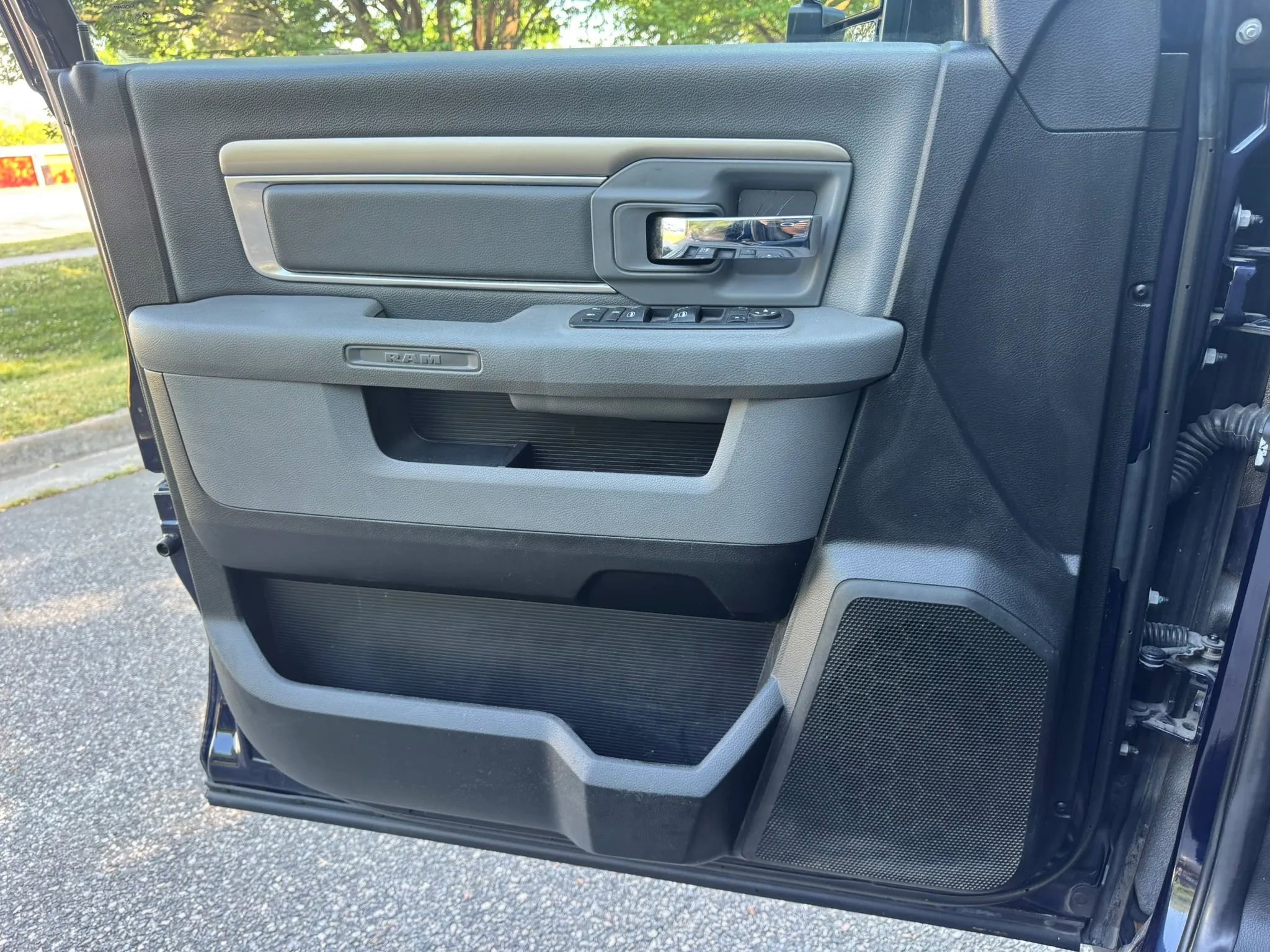 Used 2017 RAM 1500 Classic SLT AWD/4WD image 11