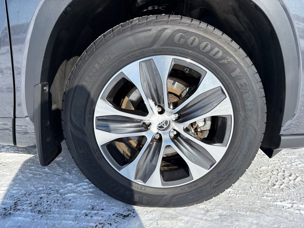 Certified 2021 Toyota Highlander XLE image 10