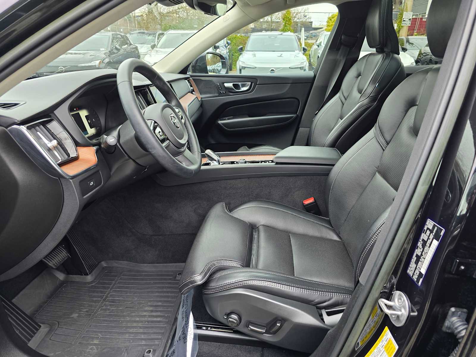 Certified 2023 Volvo XC60 B5 Ultimate w/ Climate Package image 21
