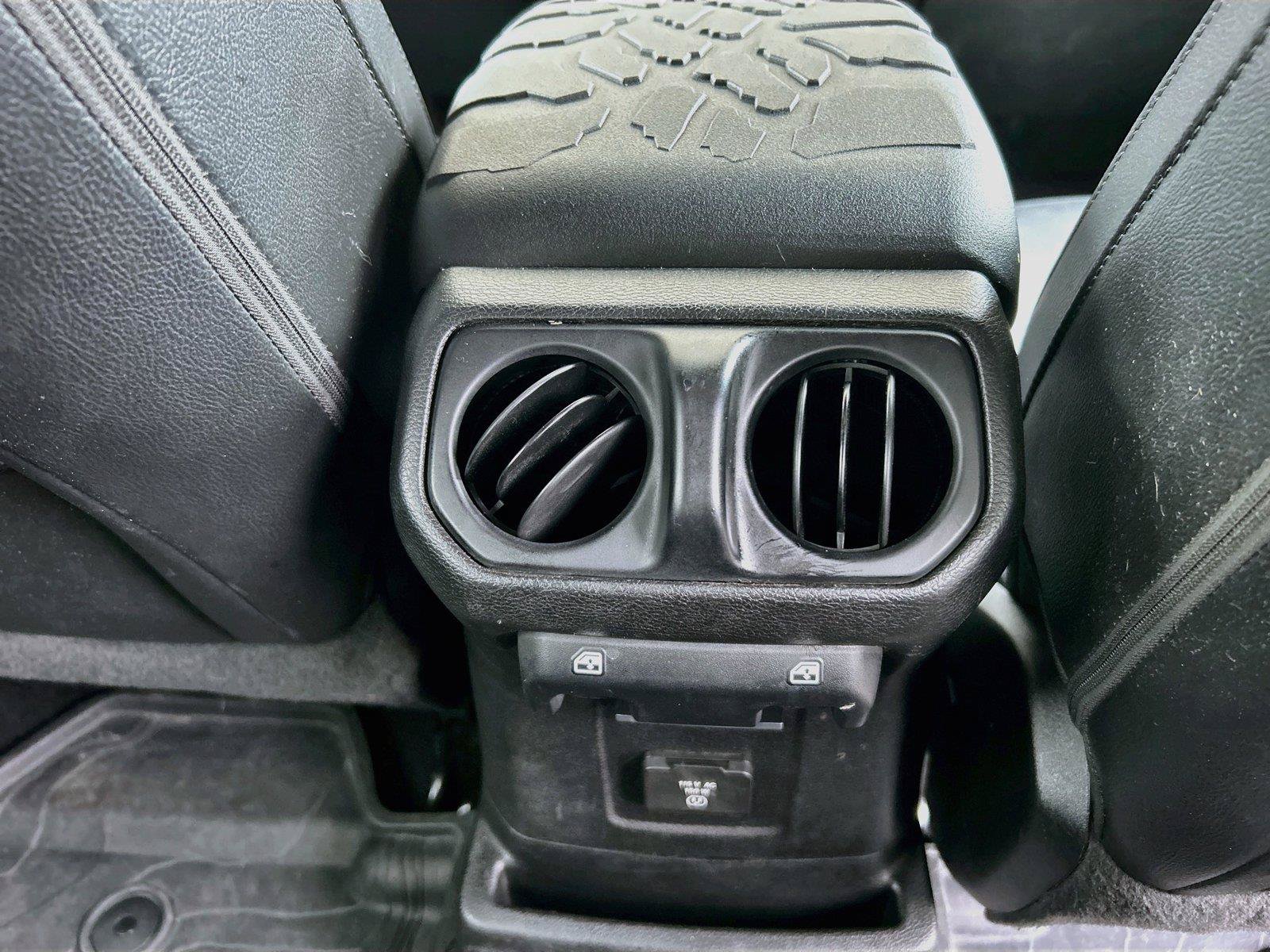 Used 2018 Jeep Wrangler Unlimited Sahara AWD/4WD image 21