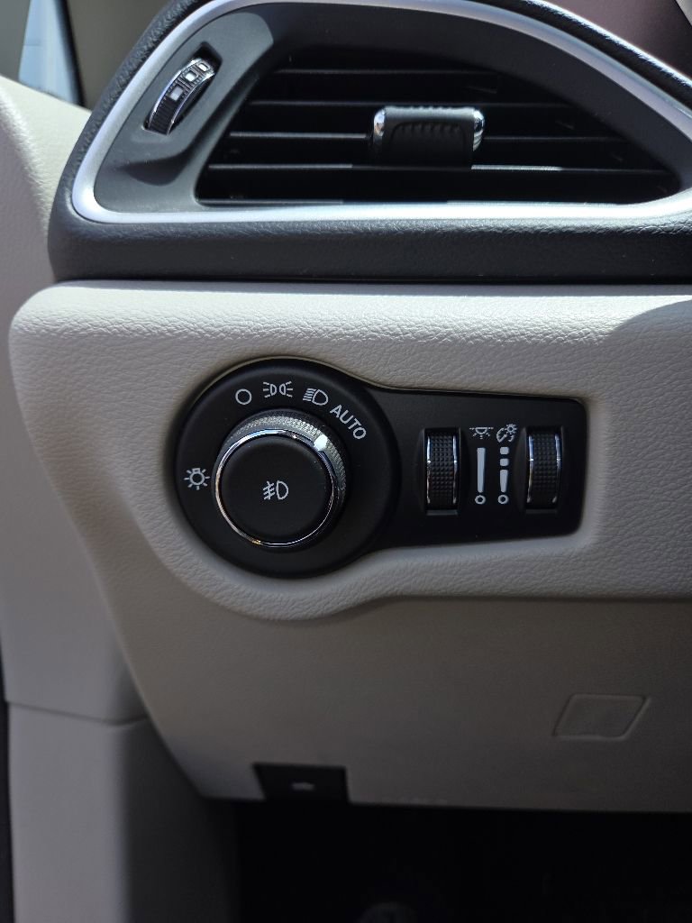 Used 2019 Chrysler Pacifica Touring Plus w/ Tire & Wheel Group FWD image 15