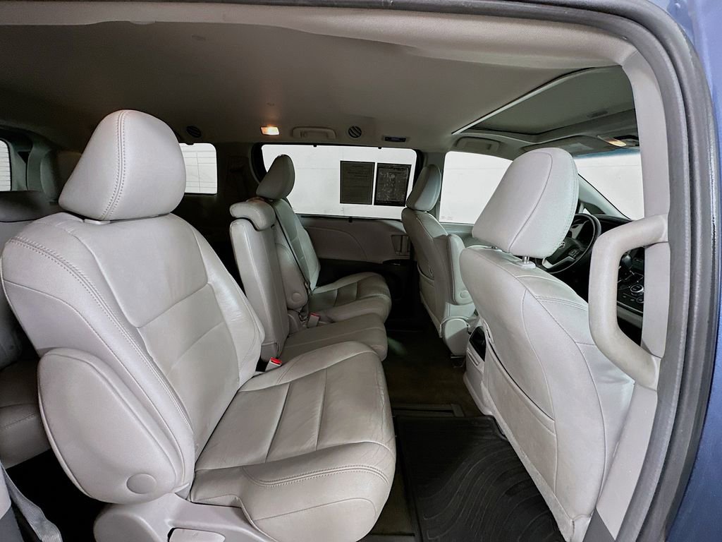 Used 2017 Toyota Sienna XLE image 28