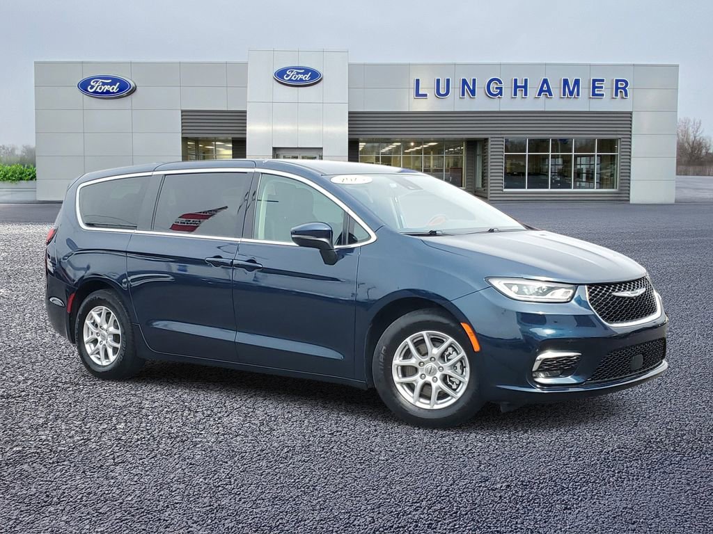Used 2023 Chrysler Pacifica Touring-L image 1