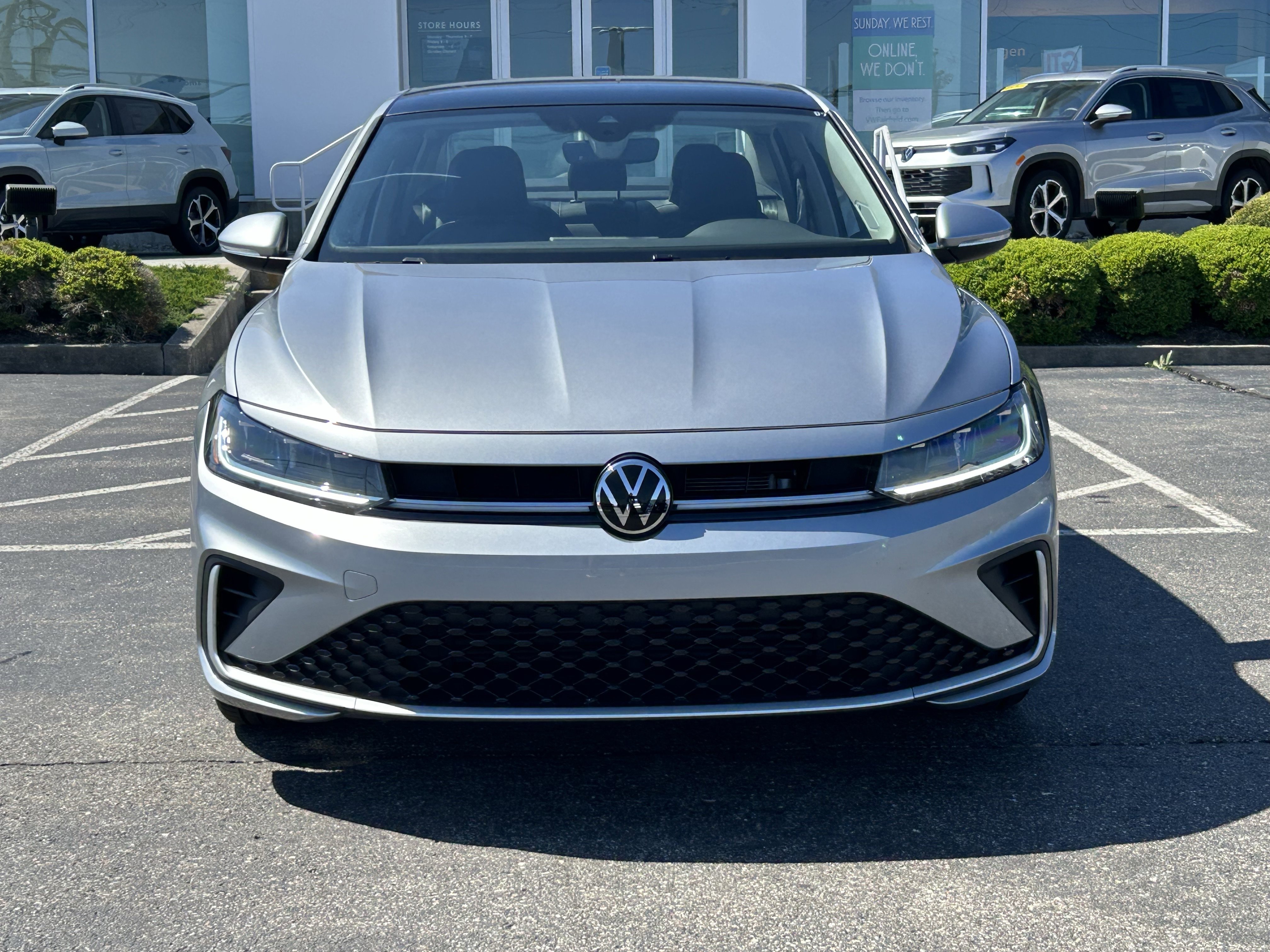 Certified 2025 Volkswagen Jetta SEL image 2