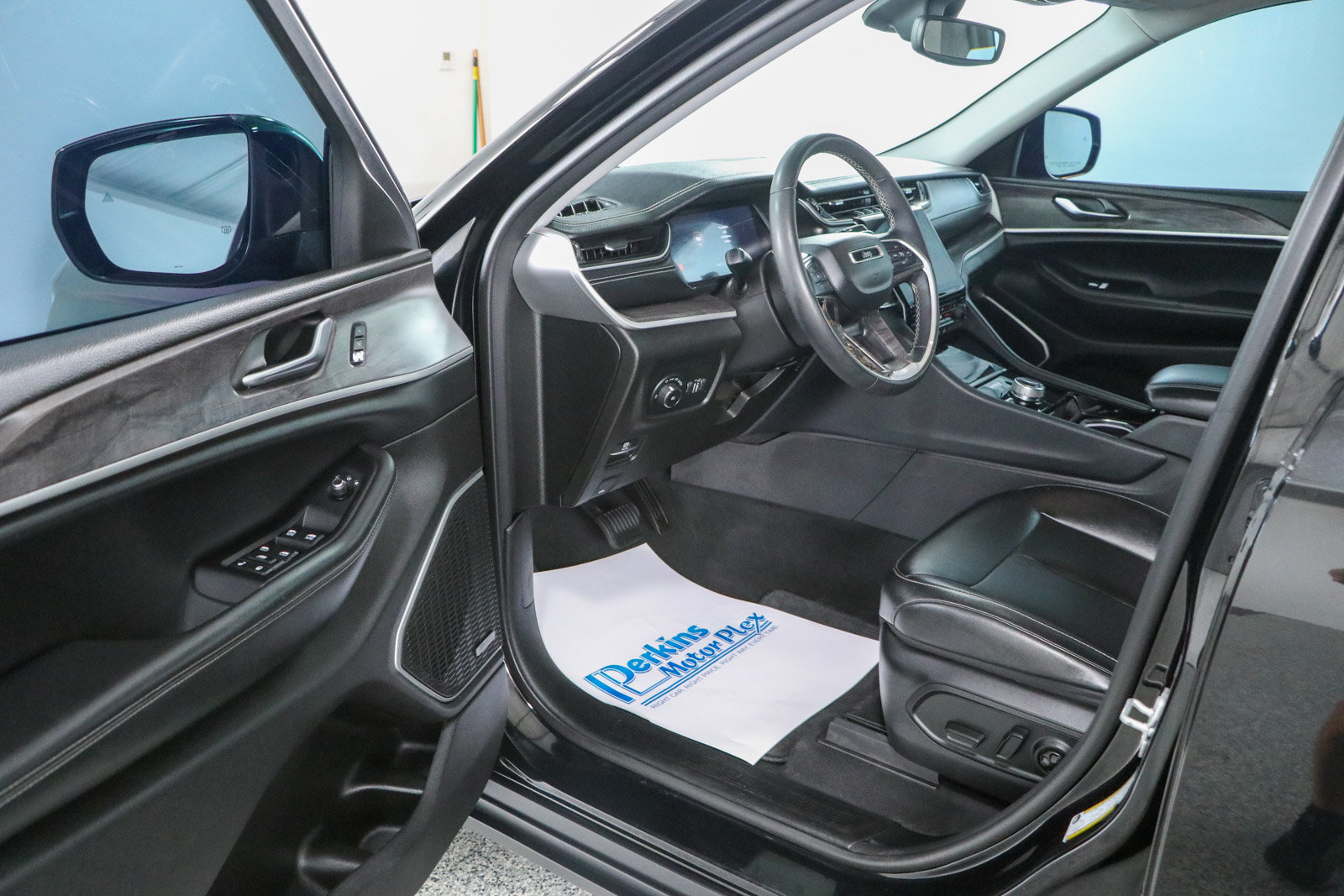 Used 2023 Jeep Grand Cherokee Limited w/ Black Appearance Package AWD/4WD image 3
