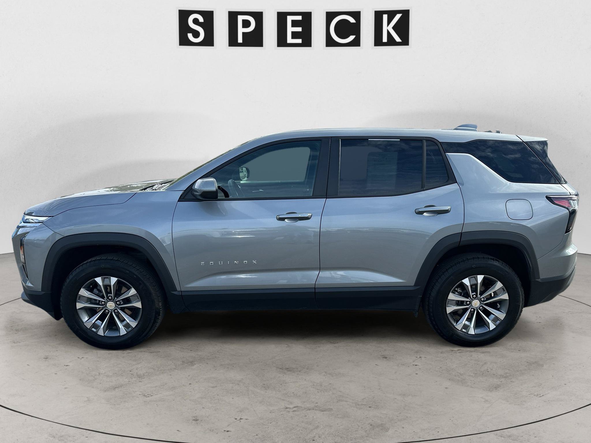 Used 2026 Chevrolet Equinox LT AWD/4WD image 2