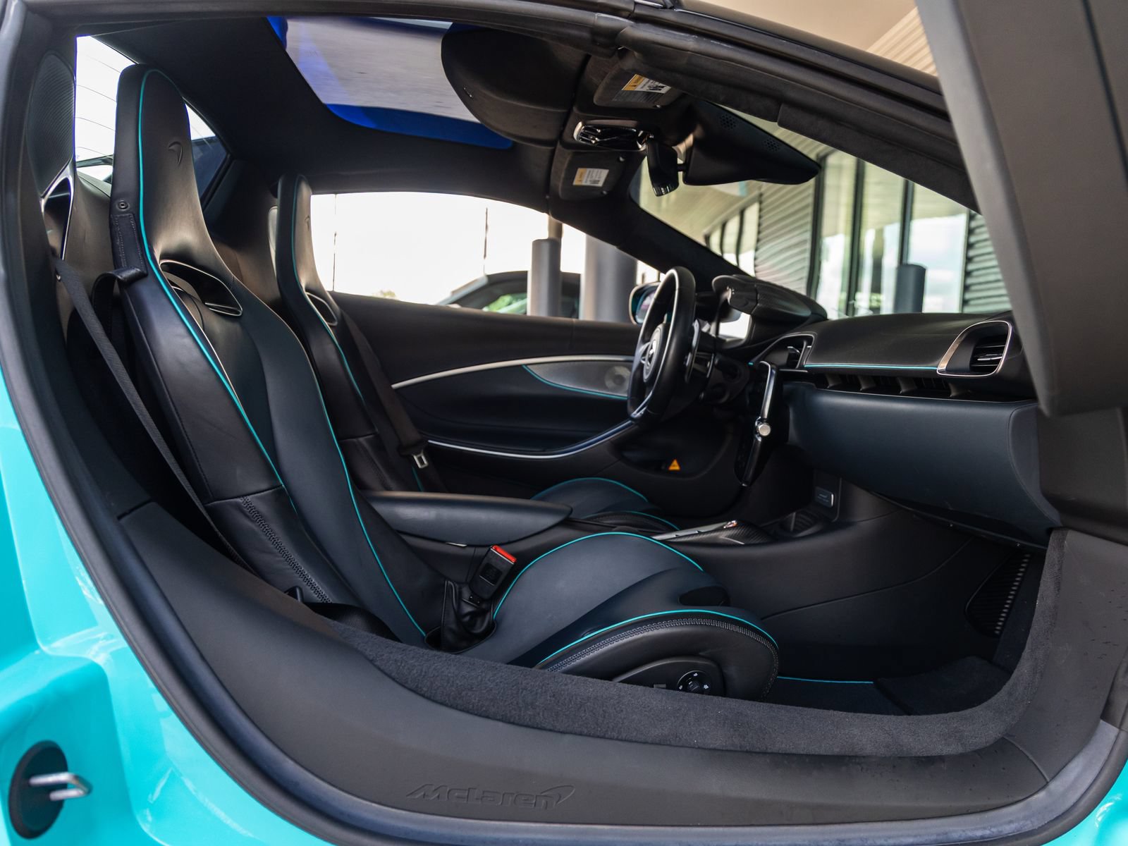 Used 2025 McLaren Artura Spider RWD image 39
