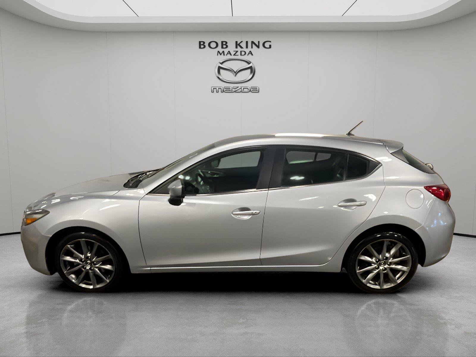 Used 2018 MAZDA MAZDA3 Touring FWD image 2