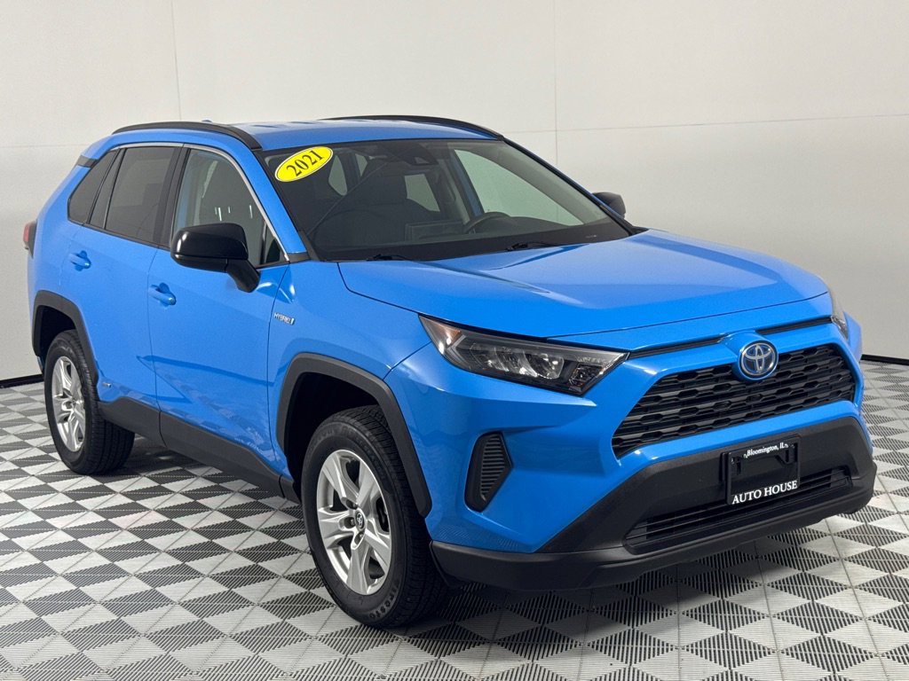Used 2021 Toyota RAV4 LE image 3
