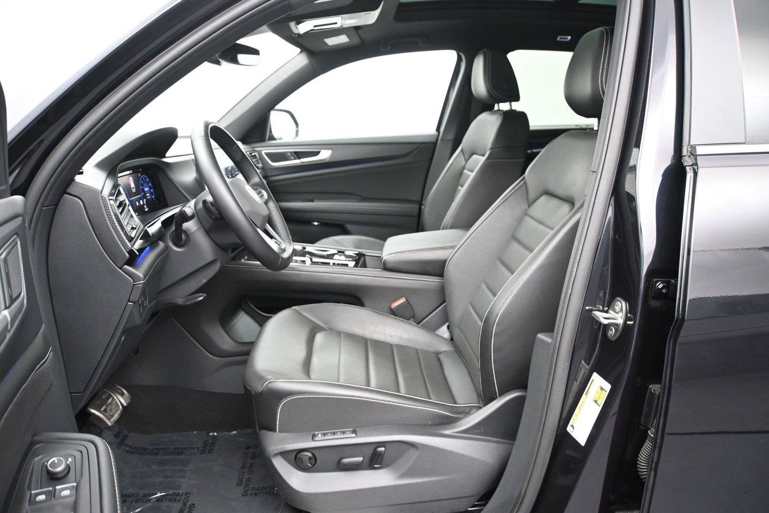 Certified 2024 Volkswagen Atlas Cross Sport SEL R-Line AWD/4WD image 9