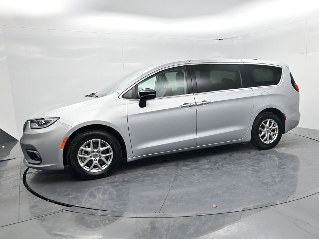Used 2024 Chrysler Pacifica Touring-L image 4