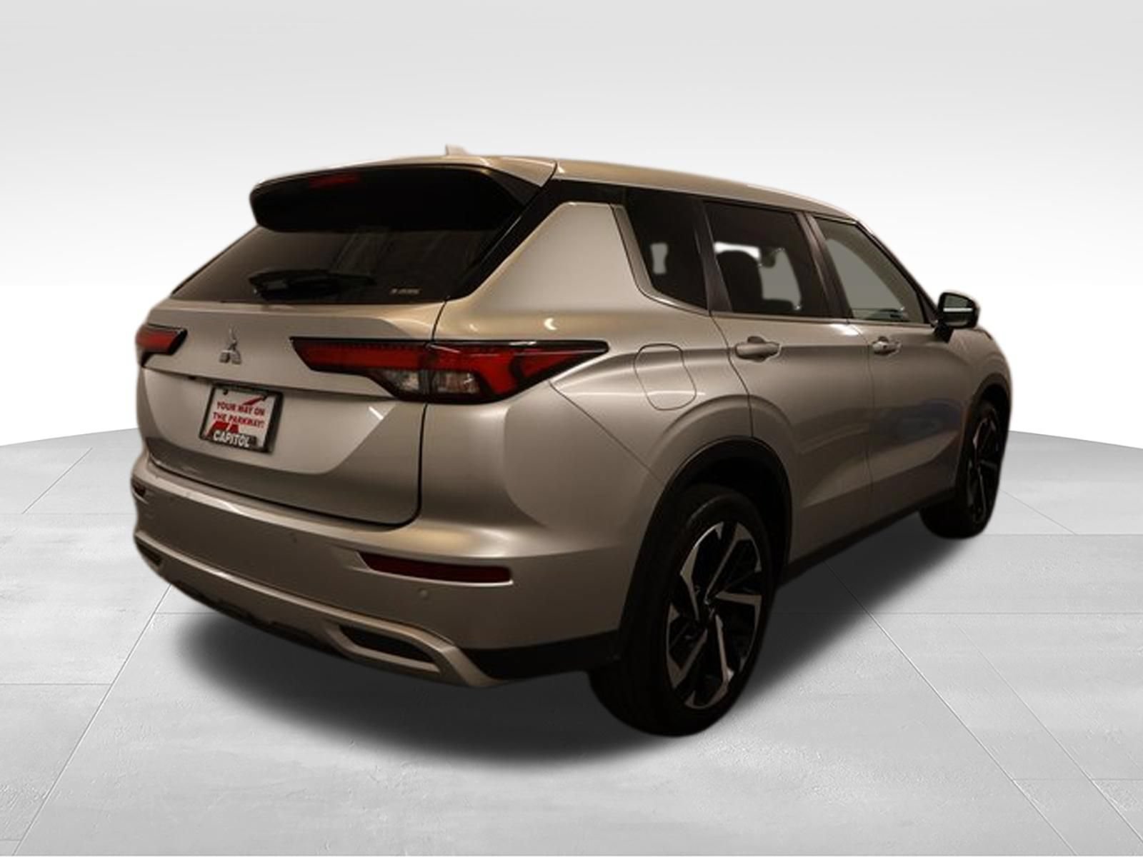 Used 2024 Mitsubishi Outlander SE AWD/4WD image 2