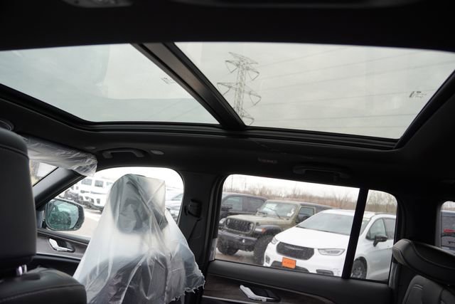 New 2026 Jeep Grand Cherokee Limited w/ Luxury Tech Group II image 12