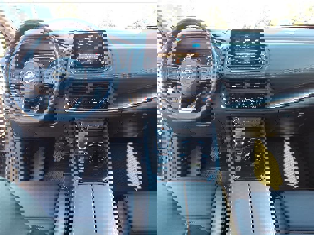 Used 2023 Nissan Rogue SV w/ SV Premium B Package image 7