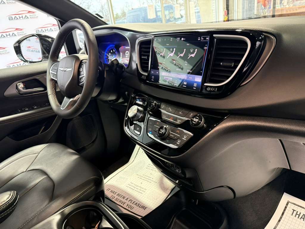 Used 2025 Chrysler Pacifica Select image 45