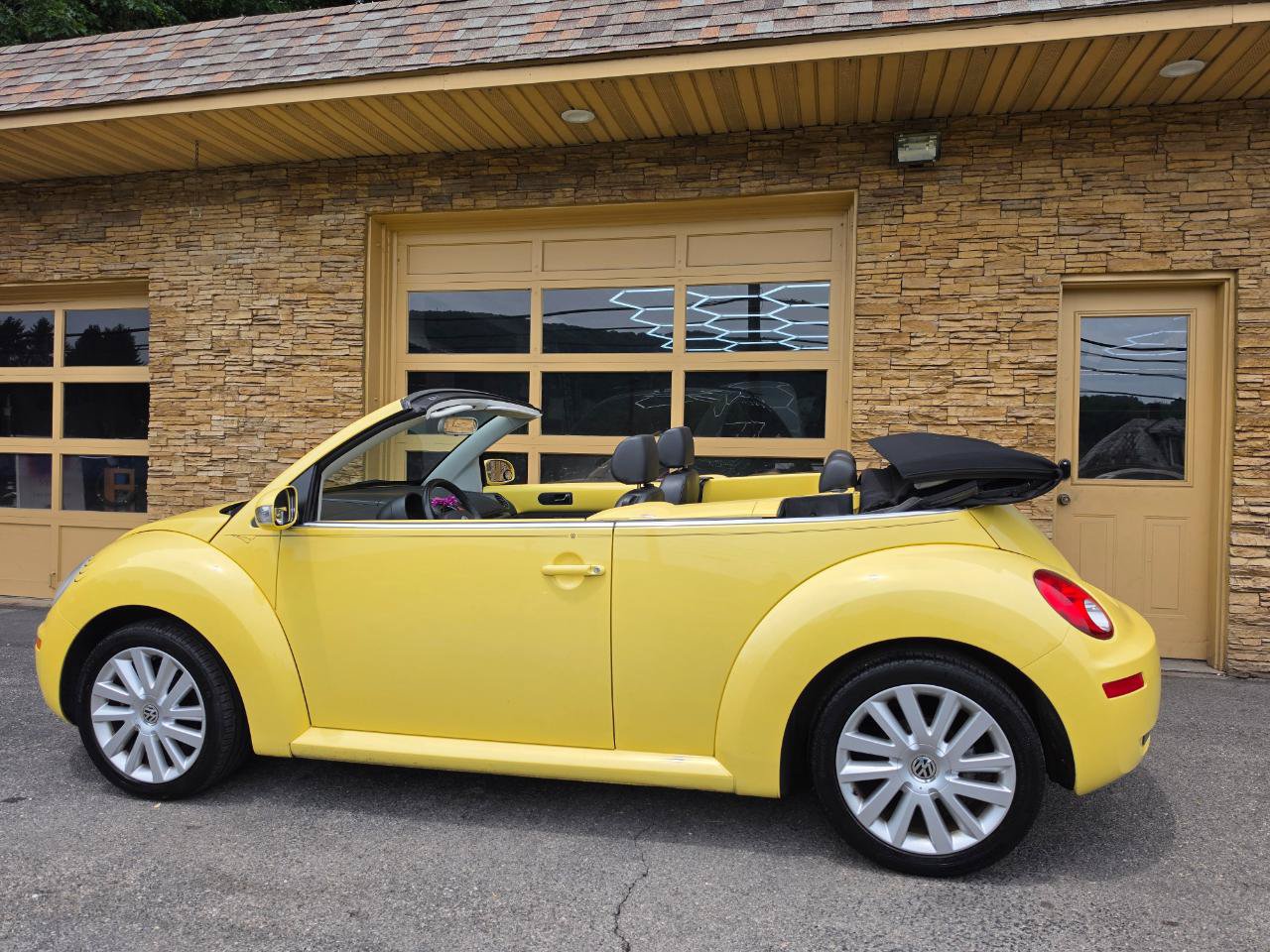 Used 2008 Volkswagen Beetle SE FWD image 53