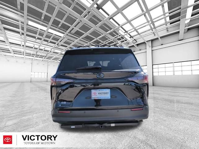 Used 2025 Toyota Sienna XLE Woodland Edition image 4
