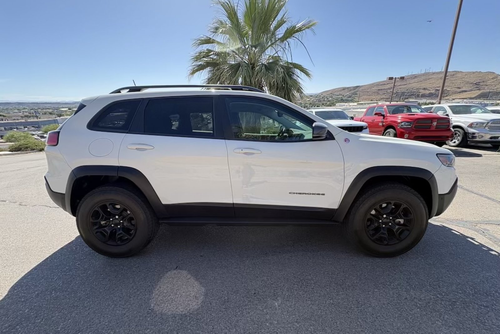 Used 2019 Jeep Cherokee Trailhawk AWD/4WD image 6