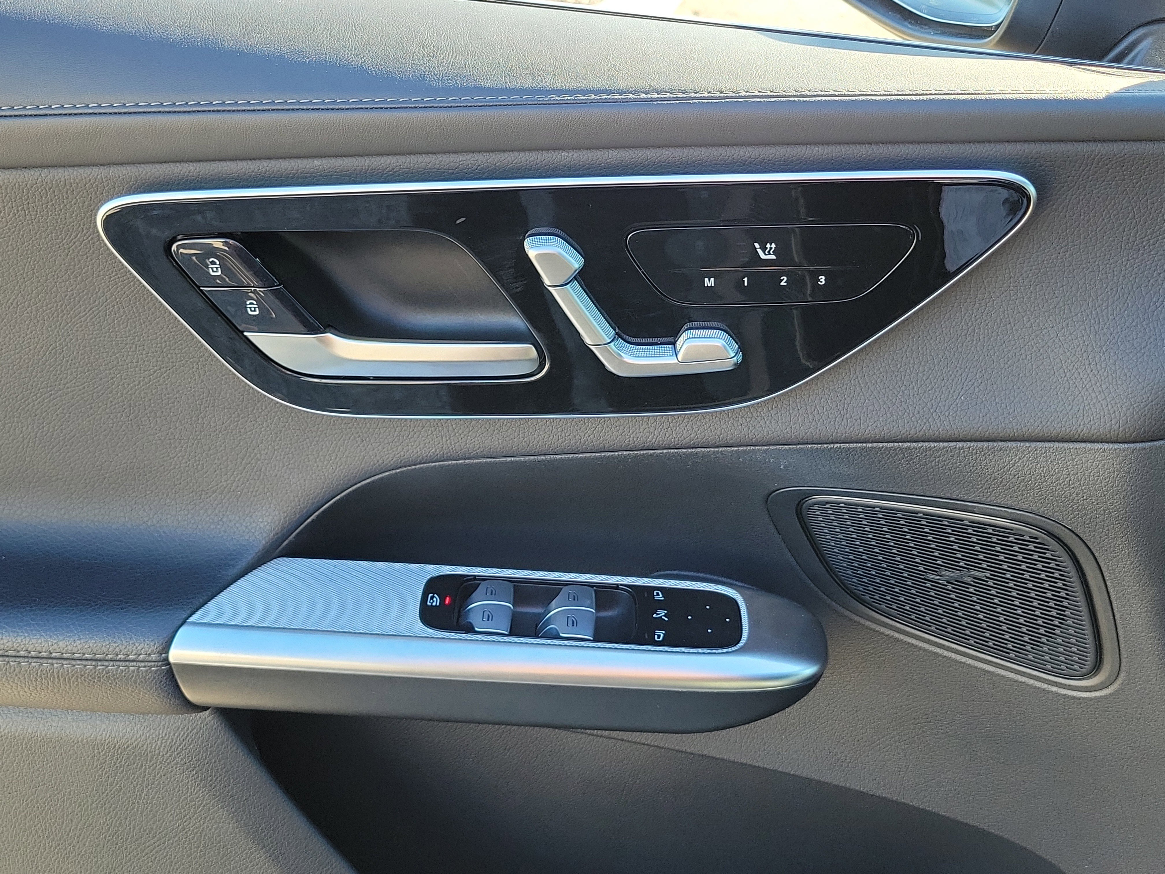 Used 2024 Mercedes-Benz GLC 300 w/ Winter Package image 23