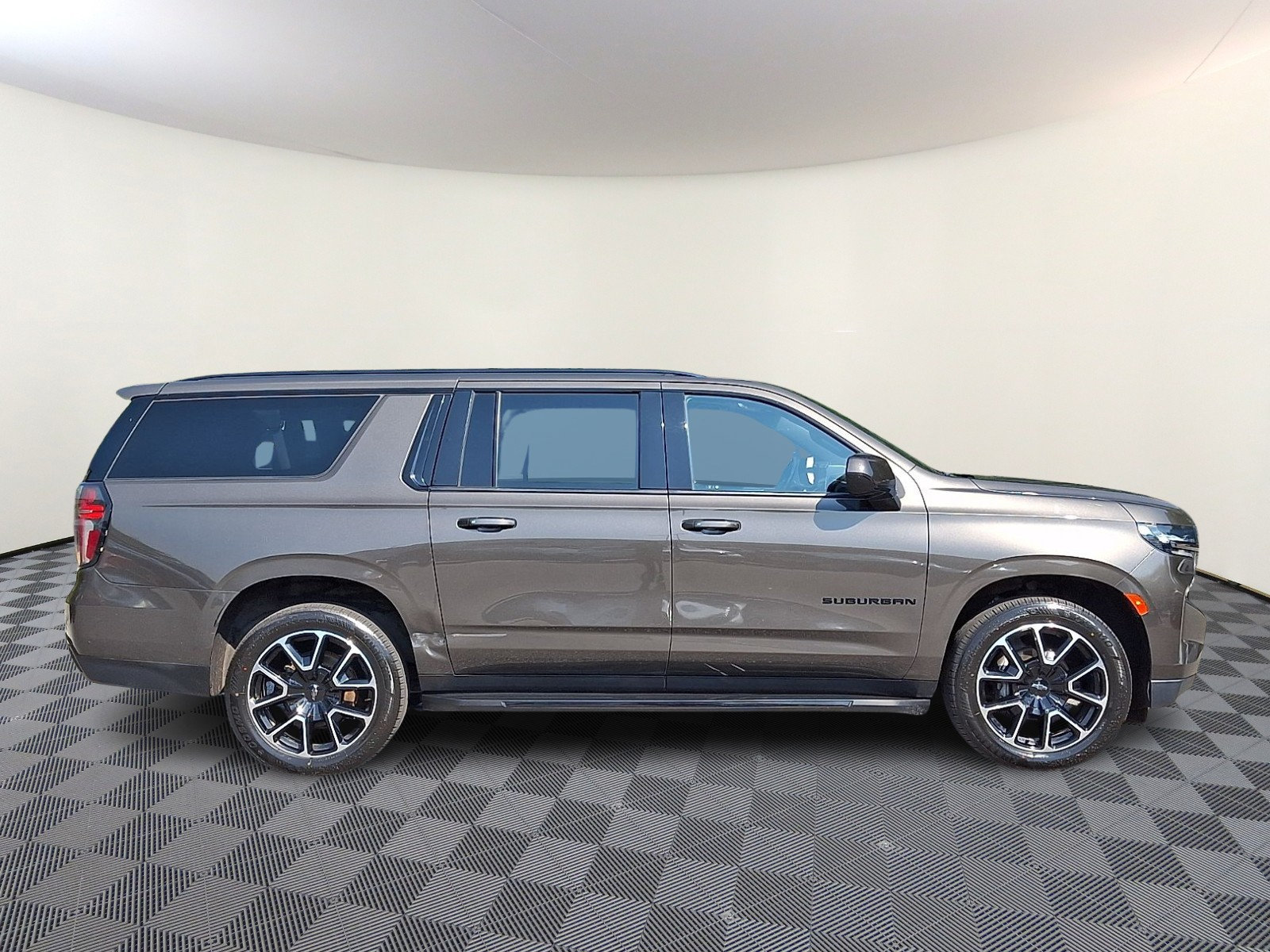 Used 2021 Chevrolet Suburban RST w/ Max Trailering Package AWD/4WD image 7
