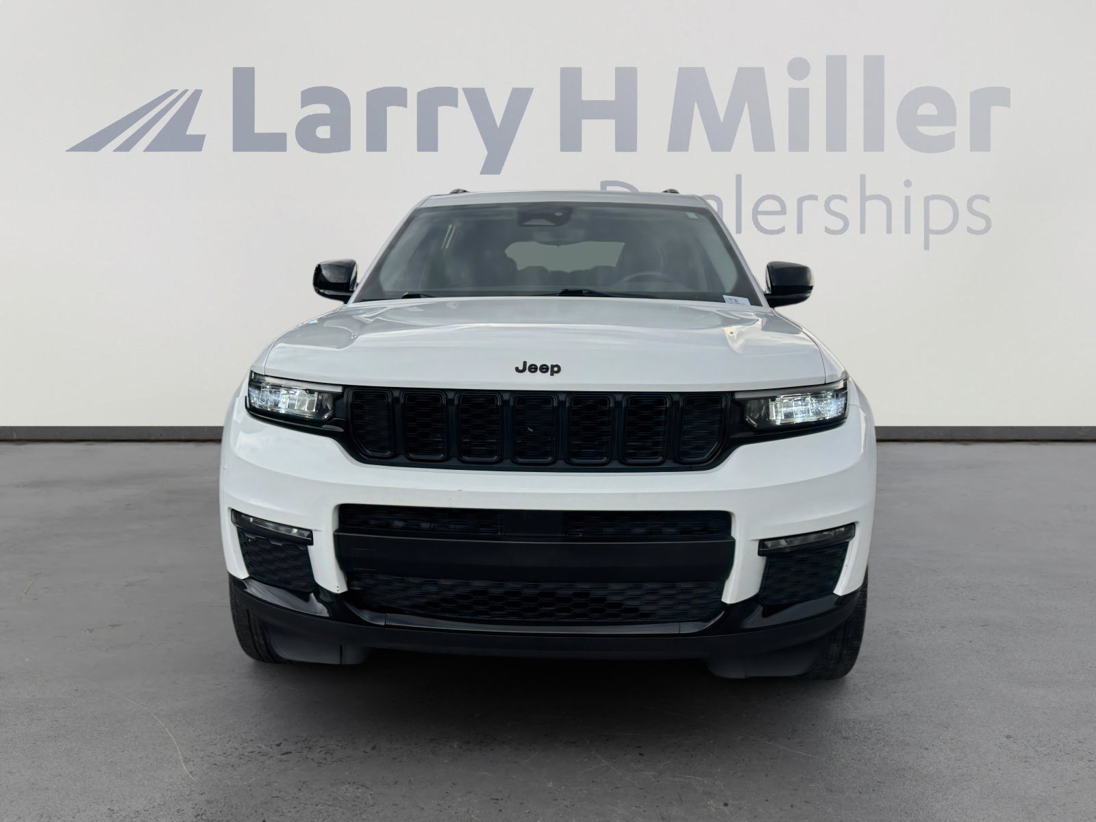 Used 2023 Jeep Grand Cherokee L Limited w/ Black Appearance Package AWD/4WD image 8