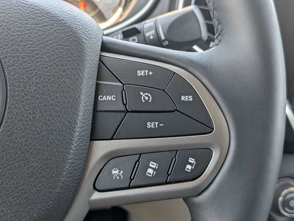 Used 2019 Nissan Kicks SR w/ Exterior Package image 27