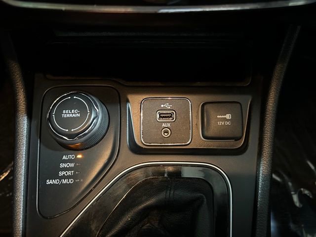Used 2019 Jeep Cherokee Limited w/ Luxury Group image 30