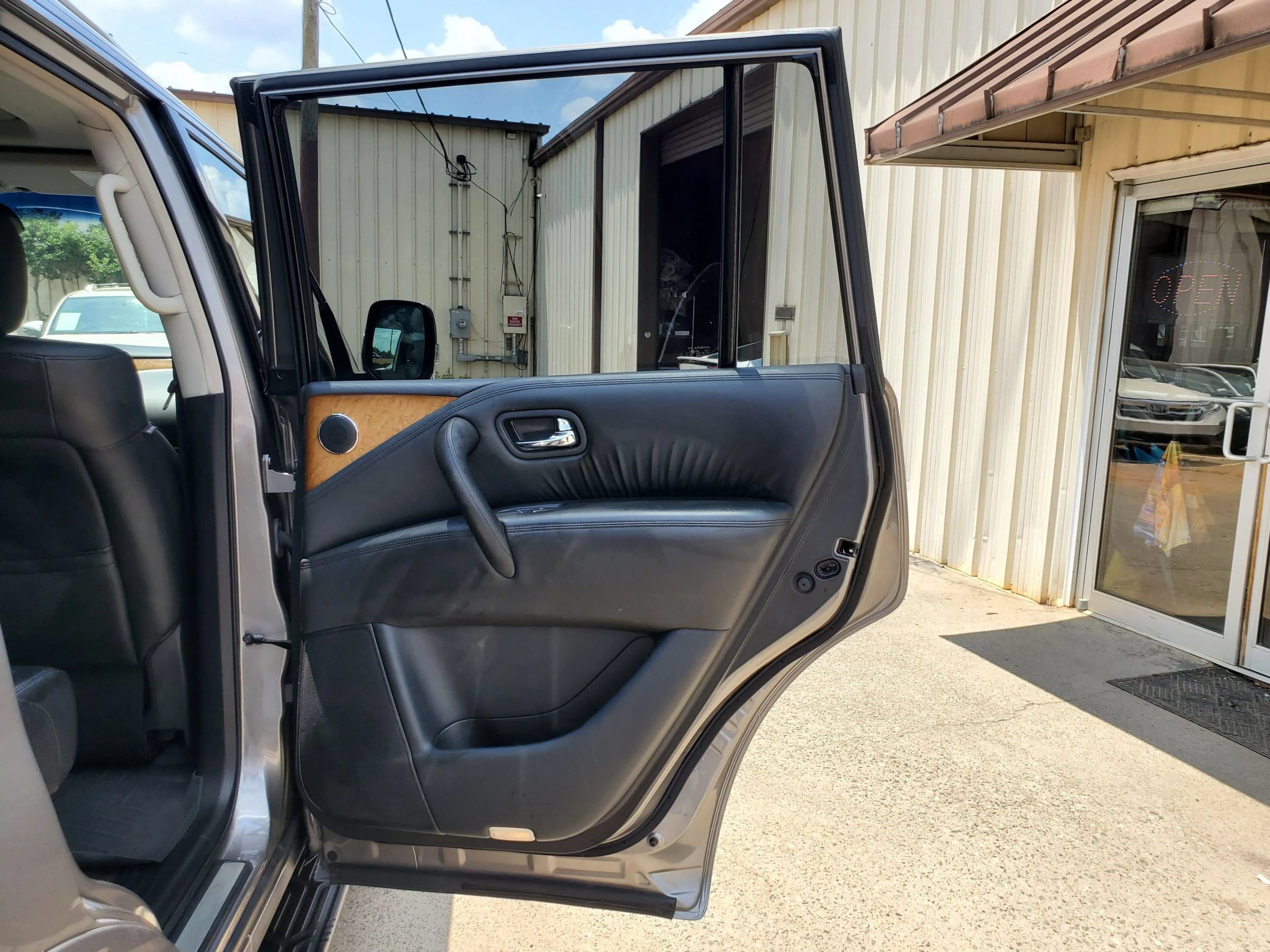 Used 2014 INFINITI QX80 4WD w/ Theater Package image 26
