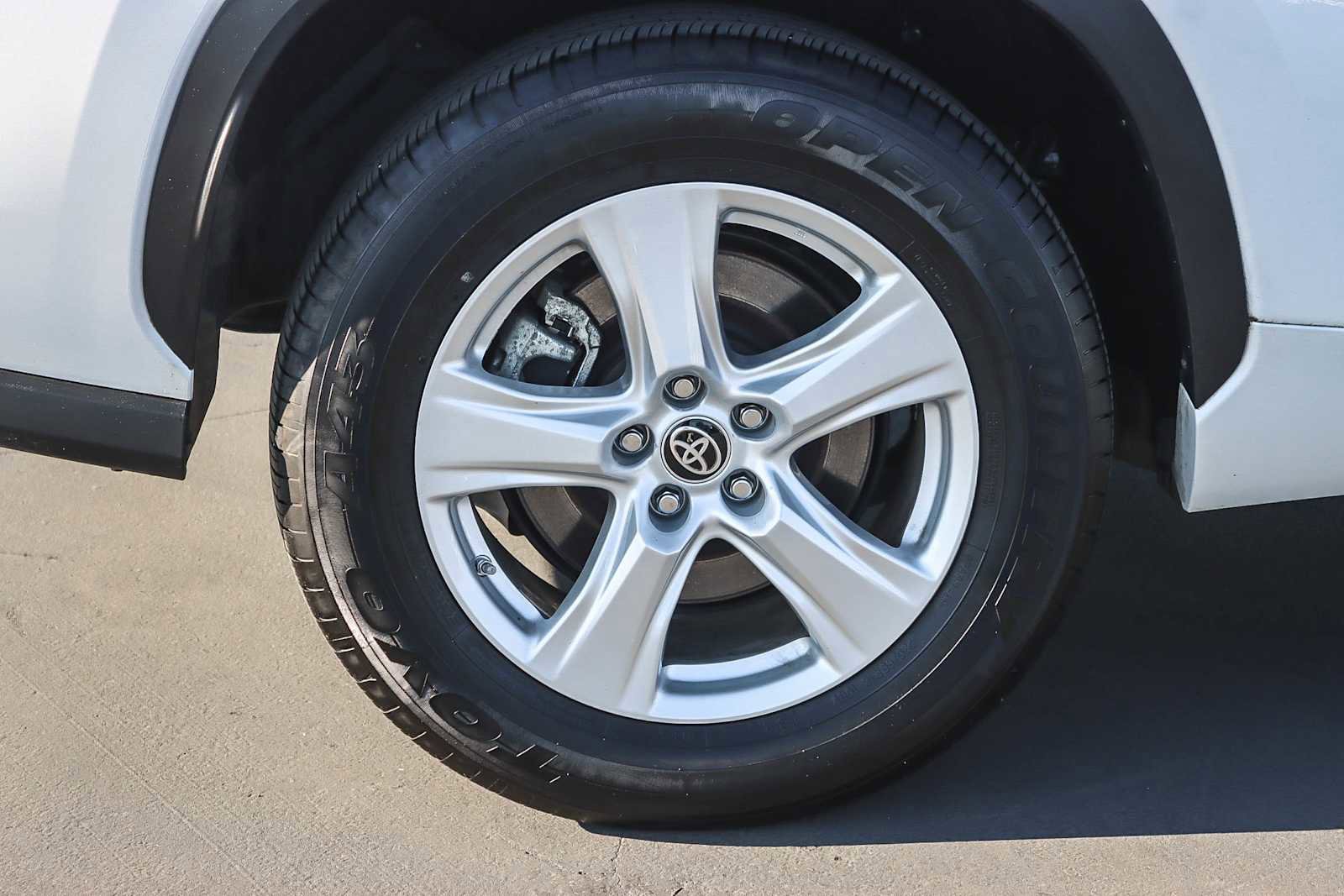 Used 2023 Toyota Highlander L image 10