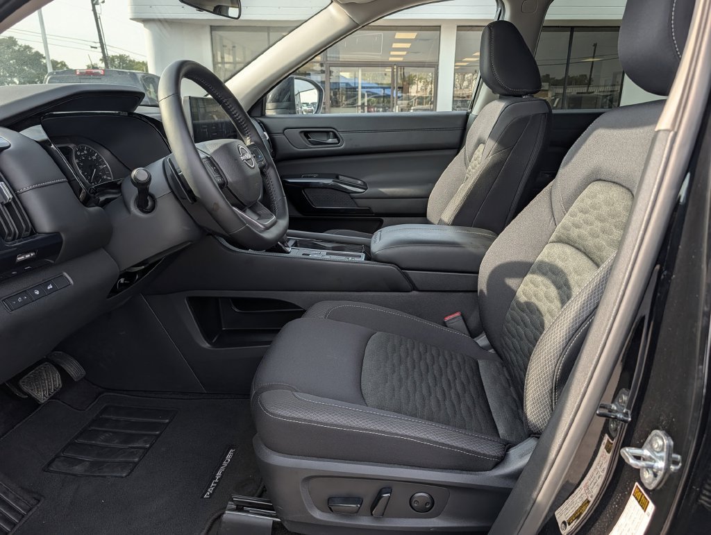 Used 2026 Nissan Pathfinder SV FWD image 27