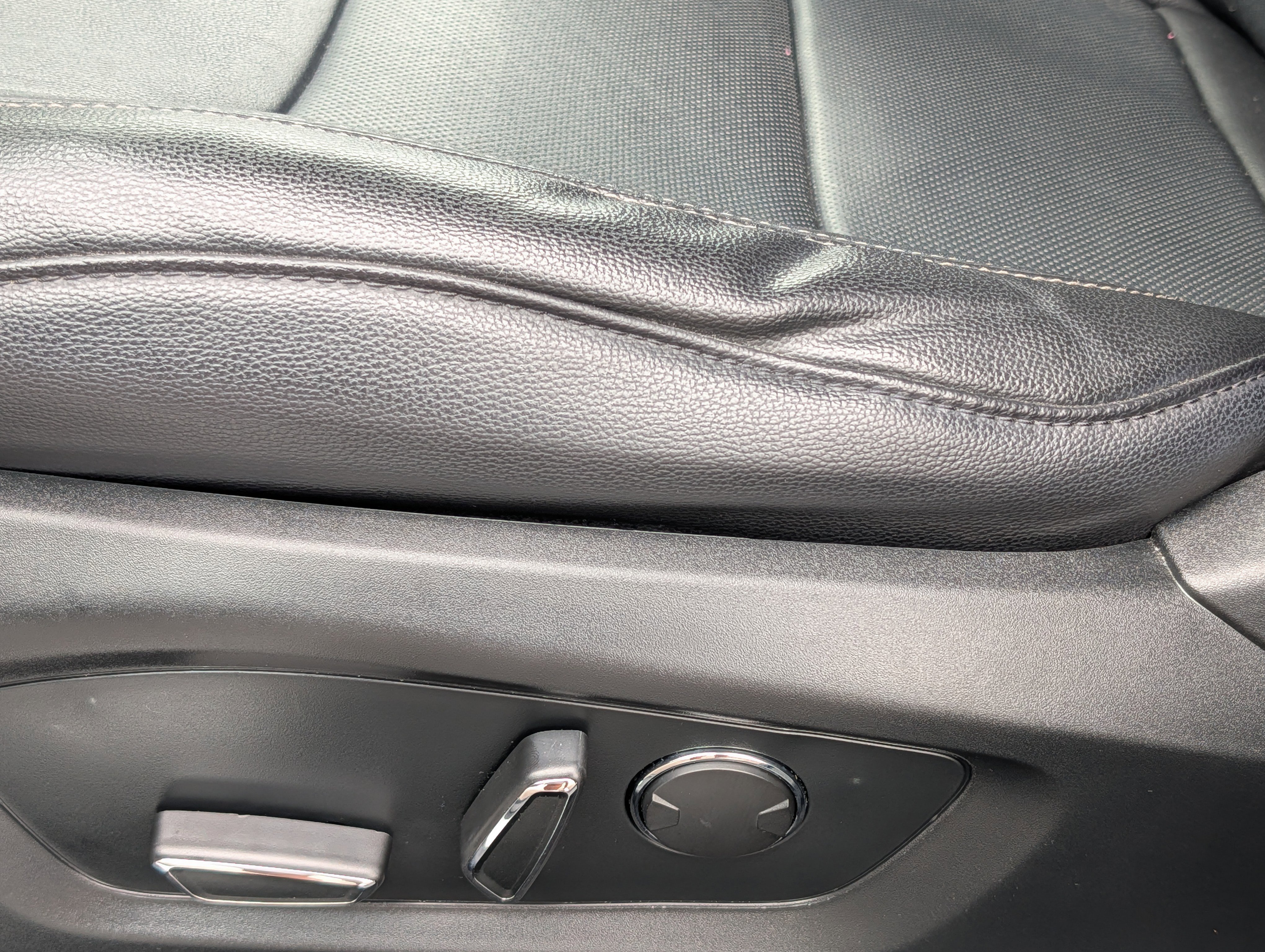 Used 2020 Ford Explorer Limited image 11