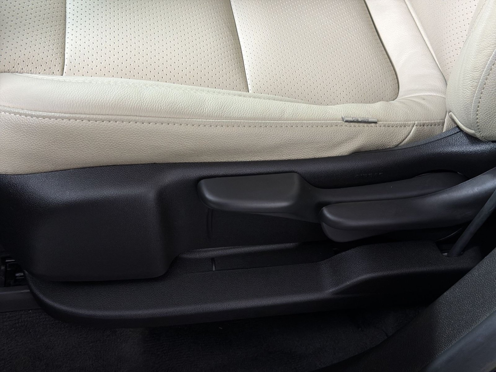 Used 2022 Chevrolet Traverse LS FWD image 12