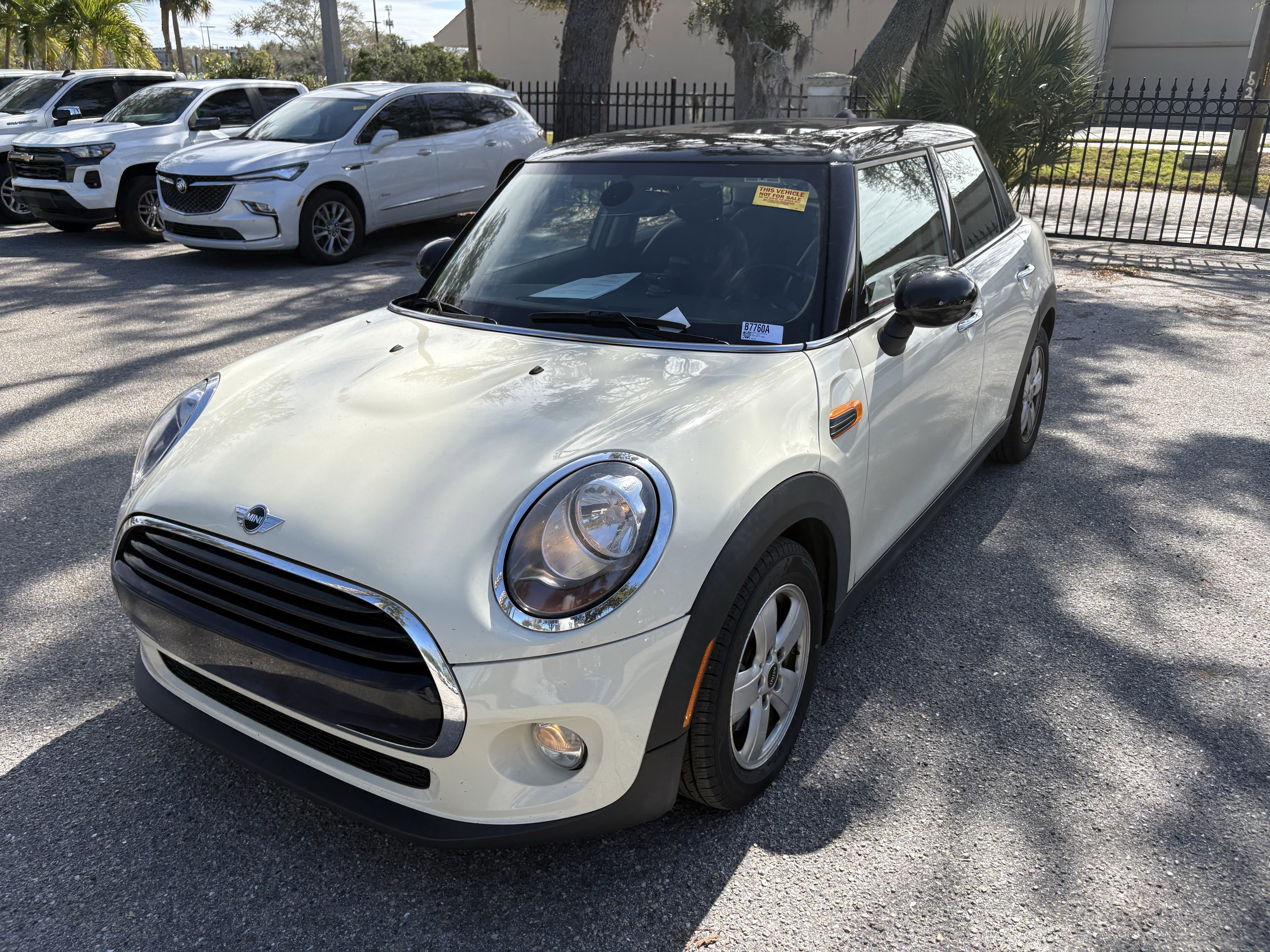Used 2018 MINI Cooper 4-Door Hardtop image 3