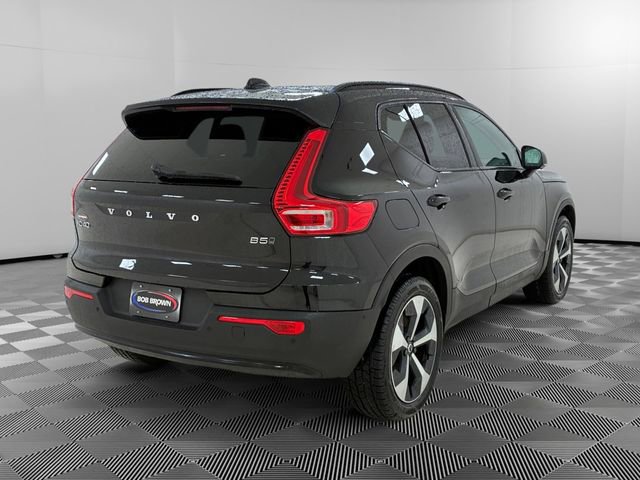 Used 2024 Volvo XC40 B5 Plus image 3