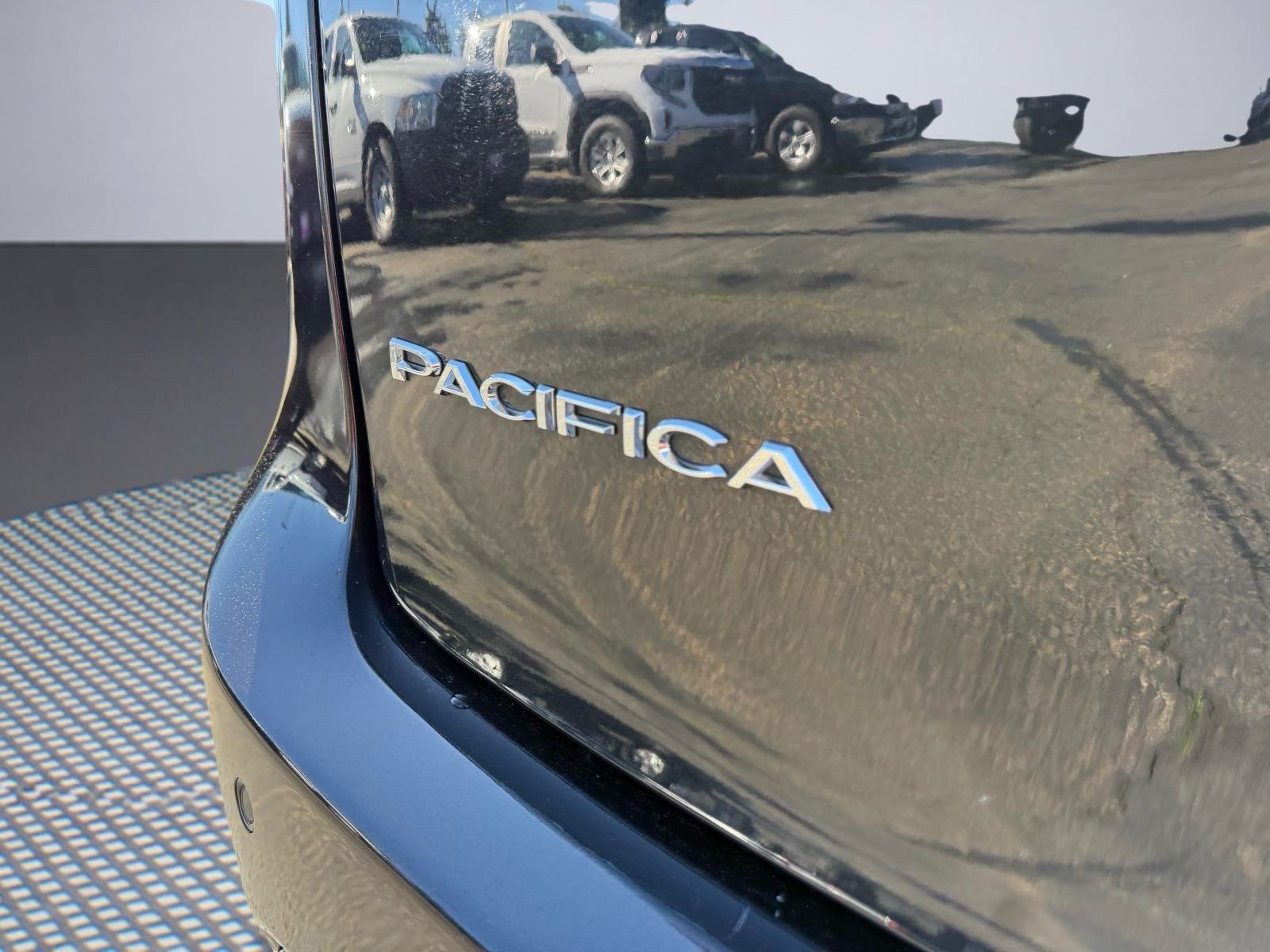 Used 2023 Chrysler Pacifica Touring-L FWD image 7