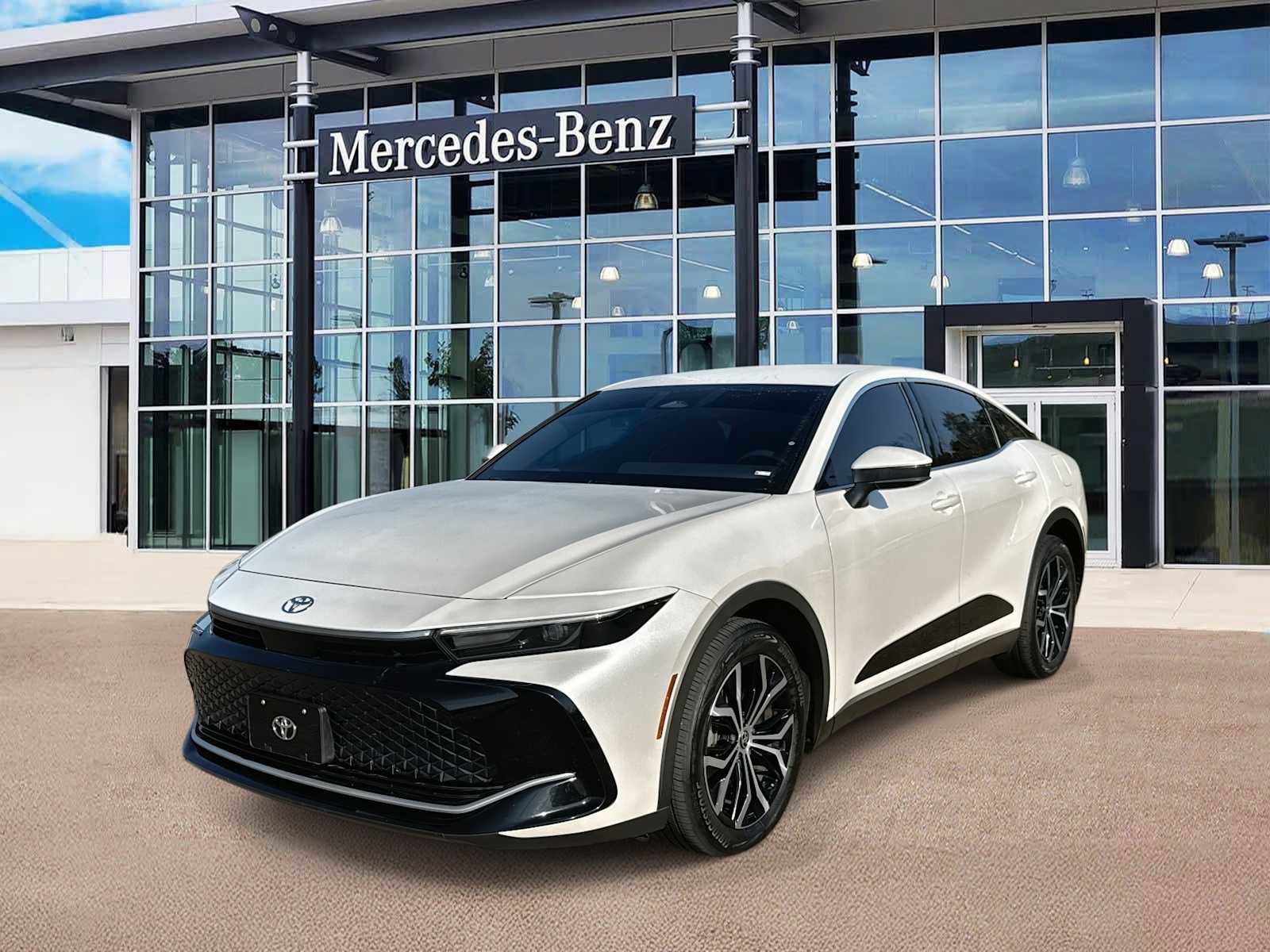 Used 2023 Toyota Crown XLE image 1