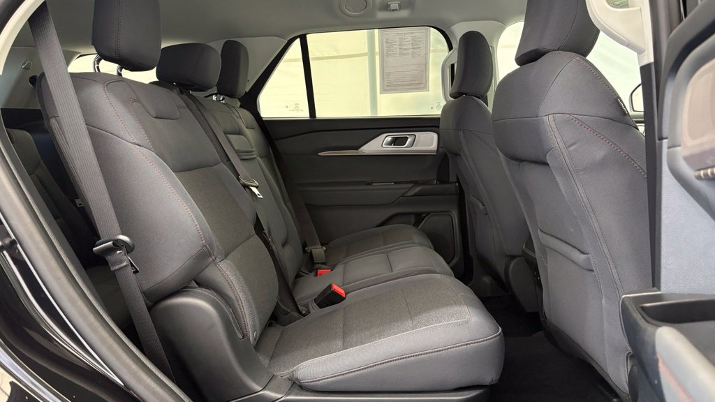 Used 2025 Ford Explorer Active AWD/4WD image 32