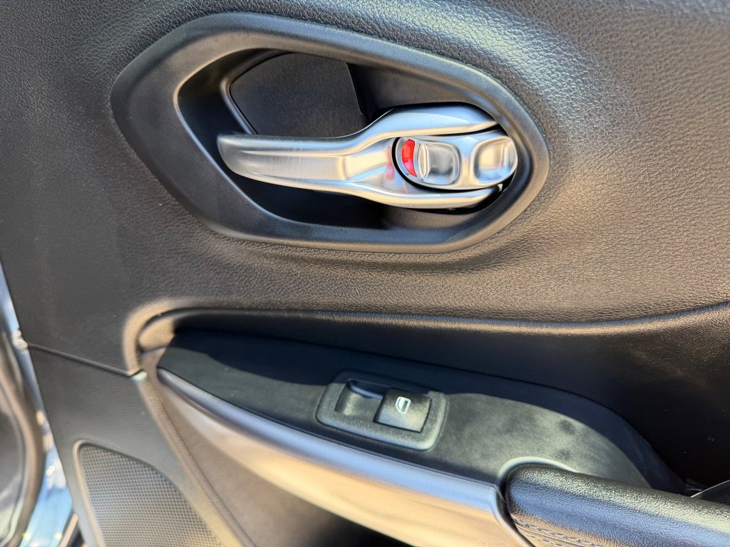 Used 2019 Jeep Cherokee Latitude Plus FWD image 31