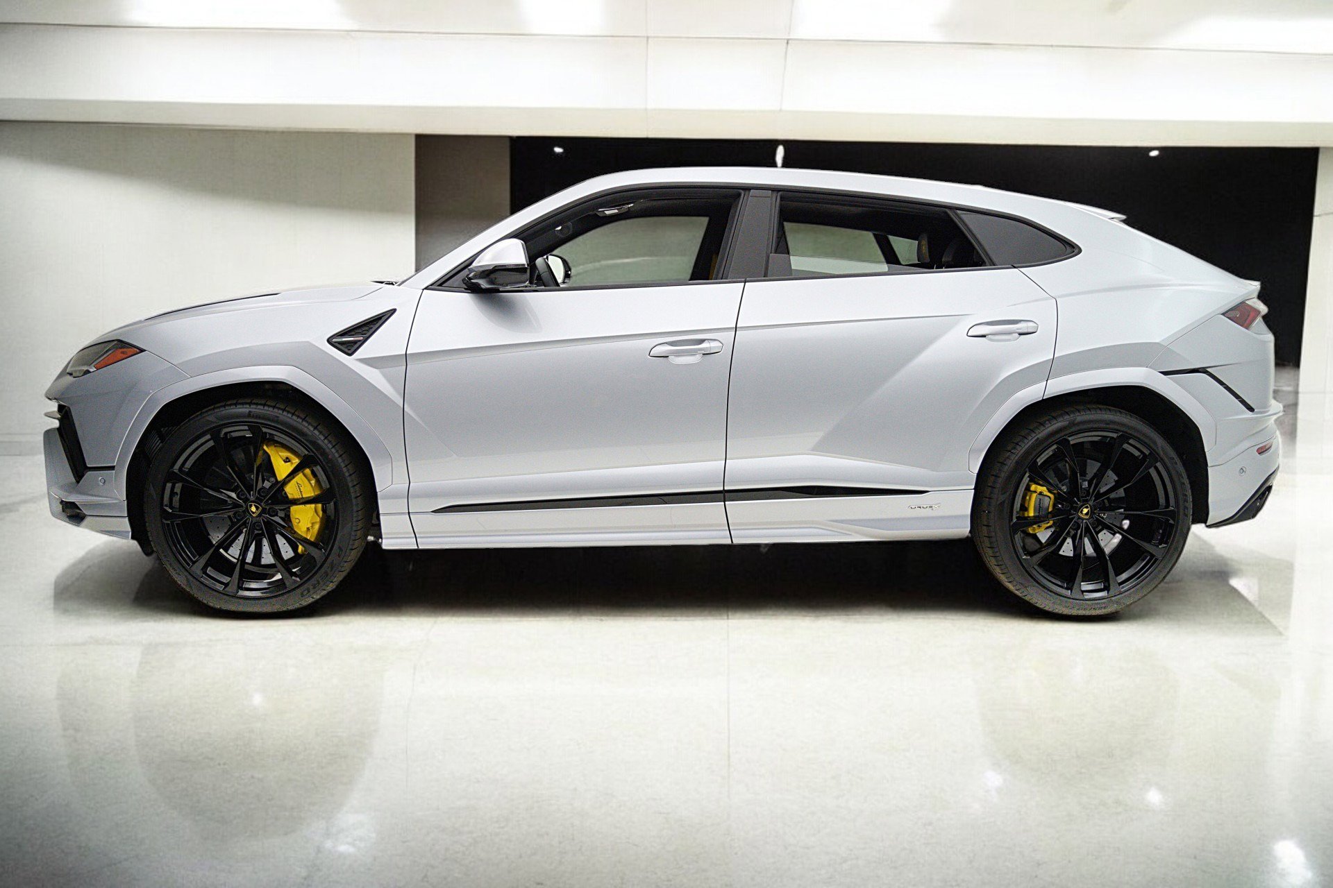 Used 2023 Lamborghini Urus S AWD/4WD image 3