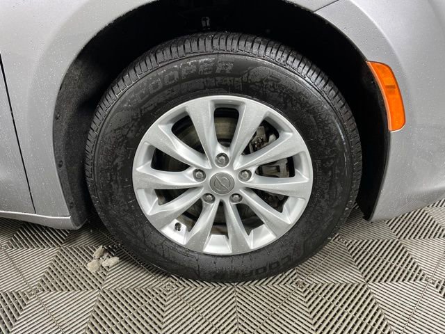 Used 2019 Chrysler Pacifica Touring-L image 9