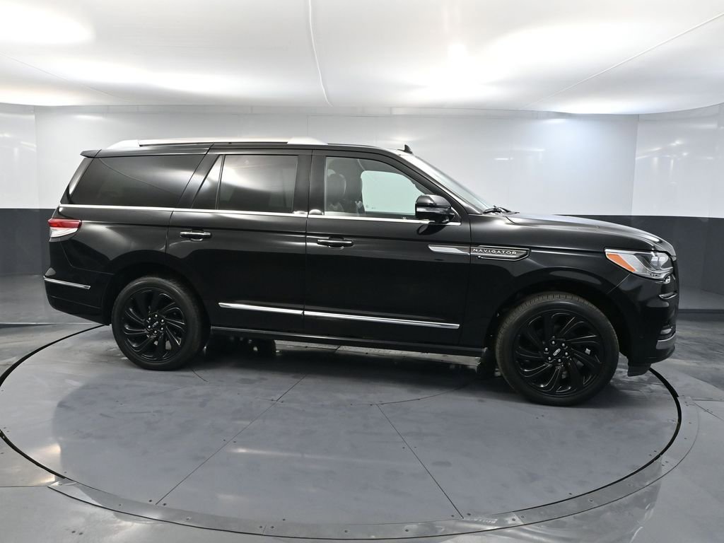 Used 2024 Lincoln Navigator Reserve image 4