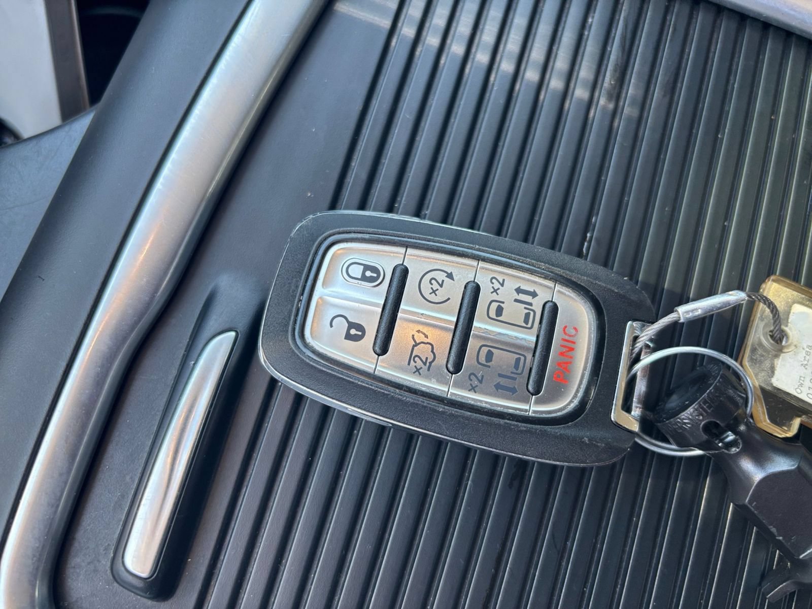 Used 2024 Chrysler Pacifica Touring-L FWD image 25