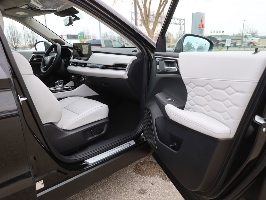 New 2025 Mitsubishi Outlander AWD image 17