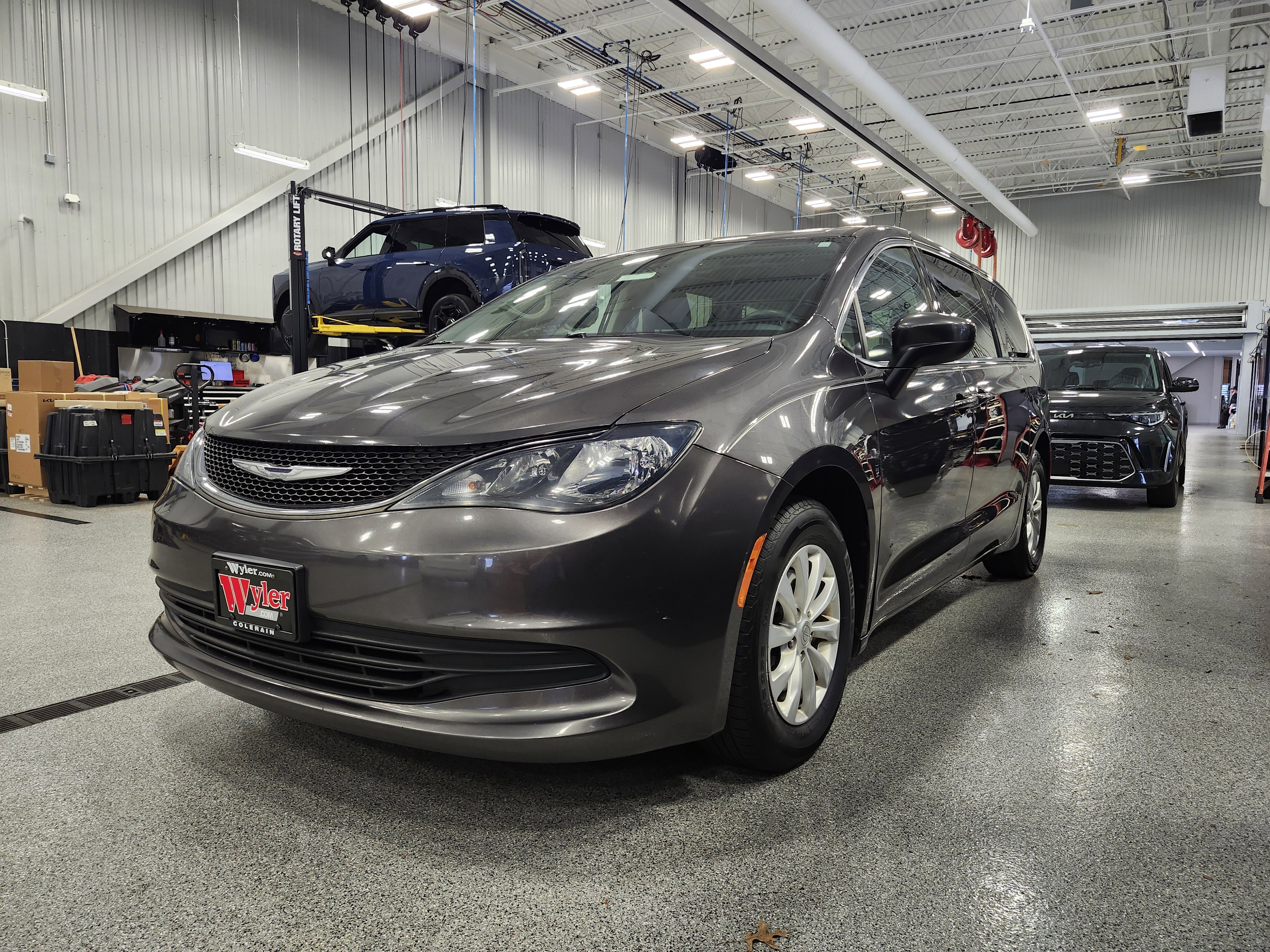 Used 2017 Chrysler Pacifica Touring w/ Tire & Wheel Group image 28