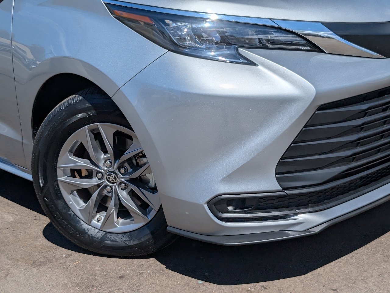 Used 2025 Toyota Sienna LE FWD image 11