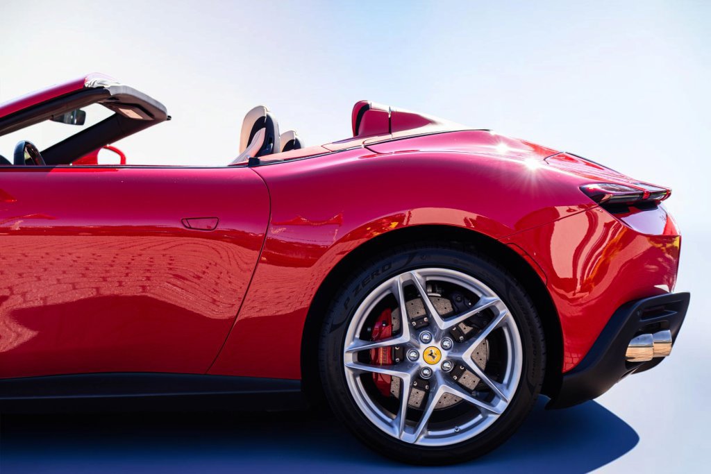 Certified 2025 Ferrari Roma Spider RWD image 27
