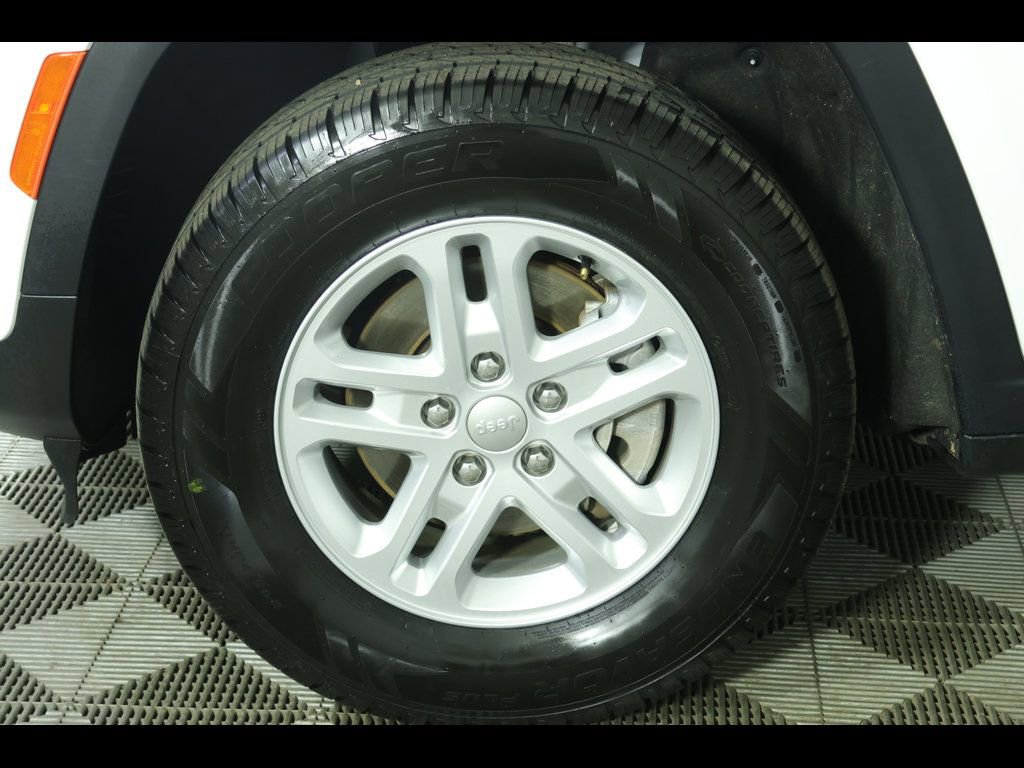 Used 2023 Jeep Grand Cherokee Laredo RWD image 17