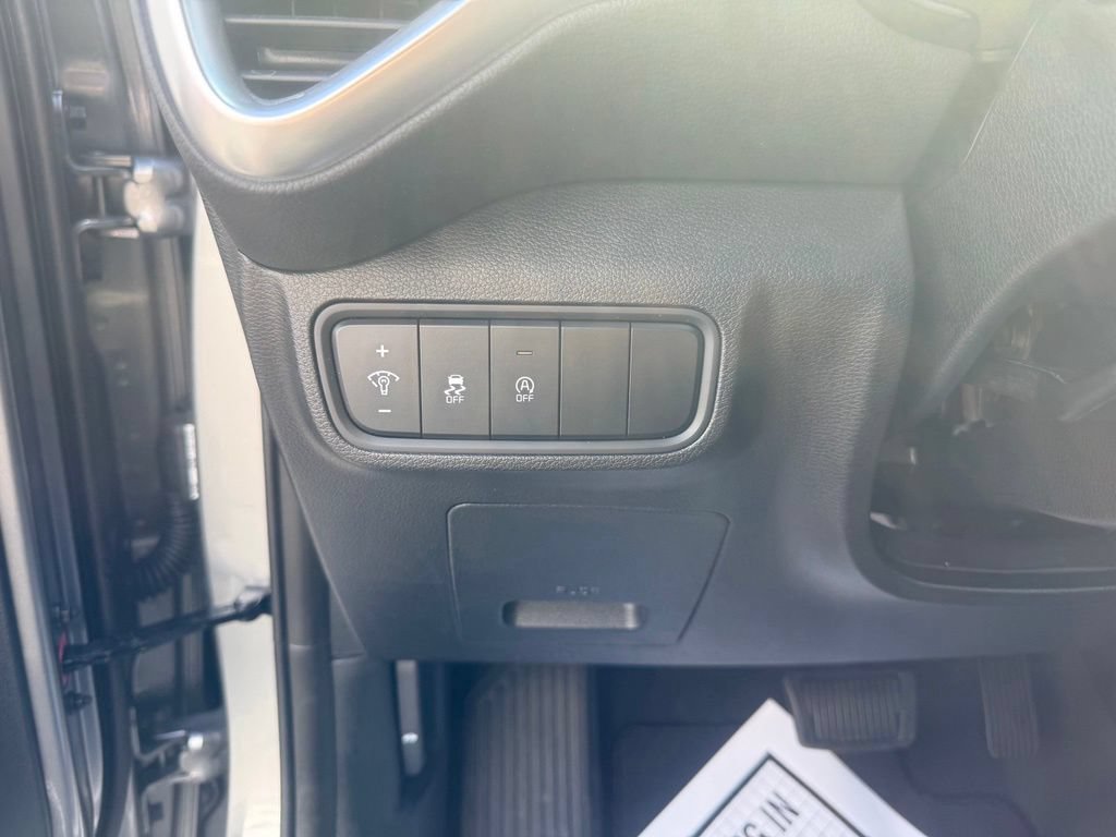 Used 2025 Kia Soul LX w/ LX Technology Package FWD image 14