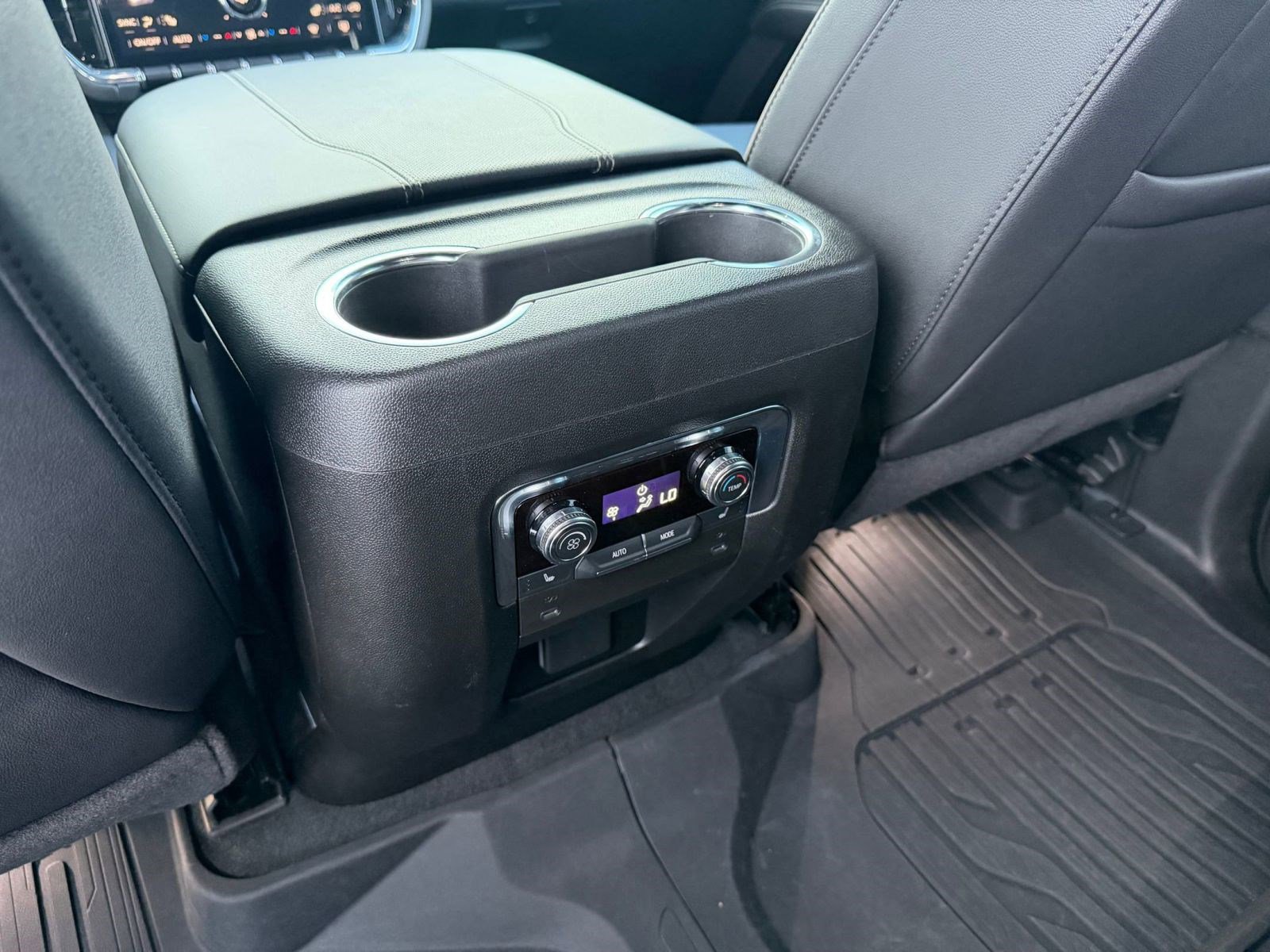 Used 2025 GMC Yukon Elevation AWD/4WD image 23