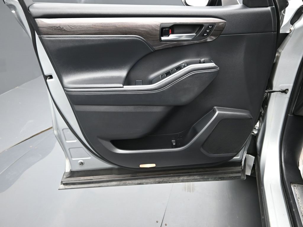 Used 2021 Toyota Highlander Platinum image 9
